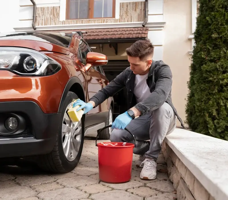 Lavage auto à domicile Gy-en-Sologne : professionnel intervenant sur un véhicule
